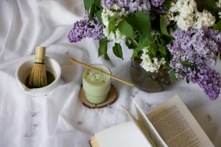 détox et slow life : thé matcha, livre, bouquet de fleur