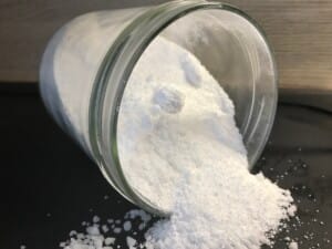 poudre lave-vaisselle fait maison zéro déchet dans son pot en verre recyclé